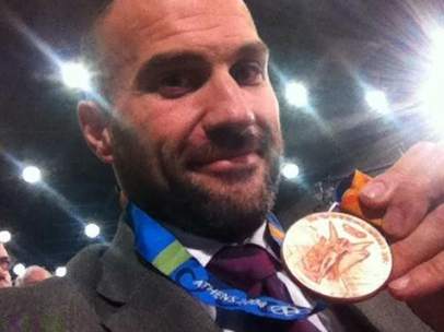 Manolo Martínez, con su medalla de bronce olímpica