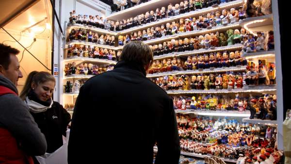 Una parada de caganers a la Fira de Santa Llúcia. Una parada de caganers a la Fira de Santa Llúcia.