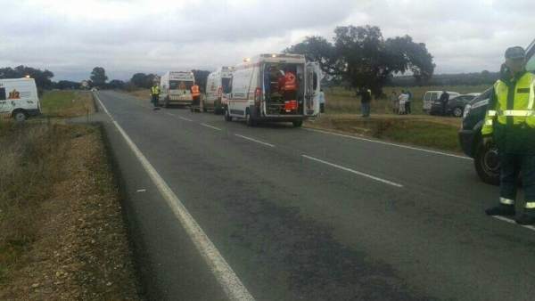 Los servicios de emergencia, en el lugar del accidente Los servicios de emergencia, en el lugar del accidente