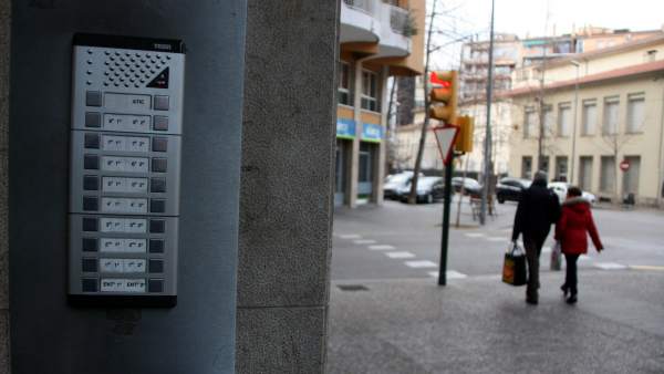 Entrada a un edifici a Girona Entrada a un edifici a Girona