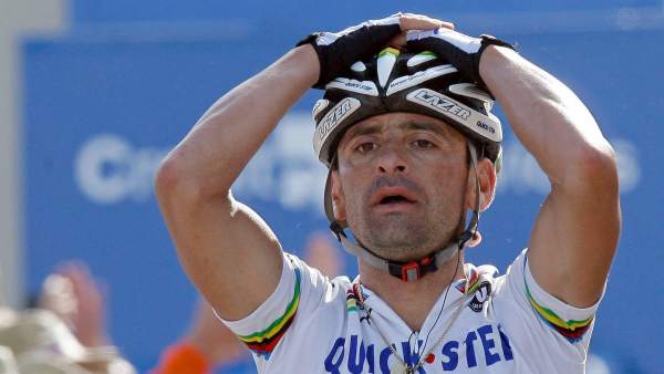 Paolo Bettini celebra una victoria de etapa en la Vuelta Paolo Bettini celebra una victoria de etapa en la Vuelta