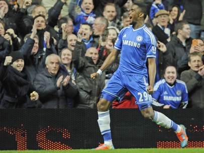 Samuel Eto'o celebra un gol del Chelsea