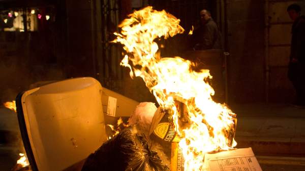 Los manifestantes incendiarion contenedores en el centro de Barcelona durante la marcha en solidaridad con el barrio burgalés de Gamonal. Los manifestantes incendiarion contenedores en el centro de Barcelona durante la marcha en solidaridad con el barrio burgalés de Gamonal.