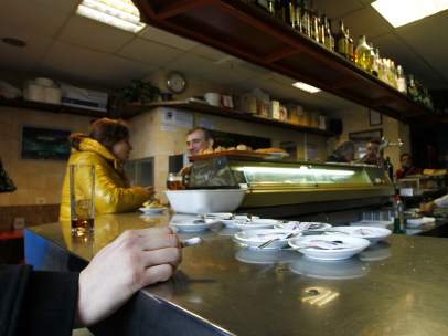 Cliente fumando en un bar