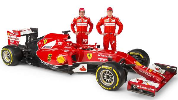 Fernando Alonso y Kimi Raikkonen, con el nuevo F14 T Fernando Alonso y Kimi Raikkonen, con el nuevo F14 T