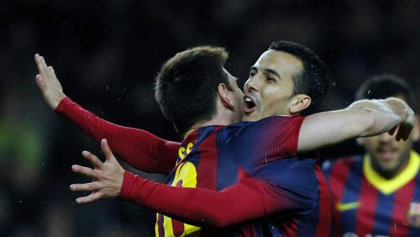 Leo Messi abraza a Pedro Leo Messi abraza a Pedro