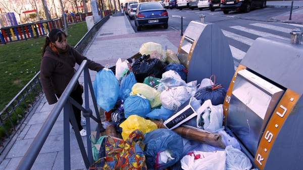 Basura acumulándose en una calle de Alcorcón Basura acumulándose en una calle de Alcorcón