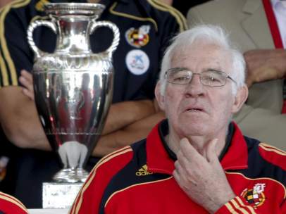 Luis Aragonés, con la Copa de Europa