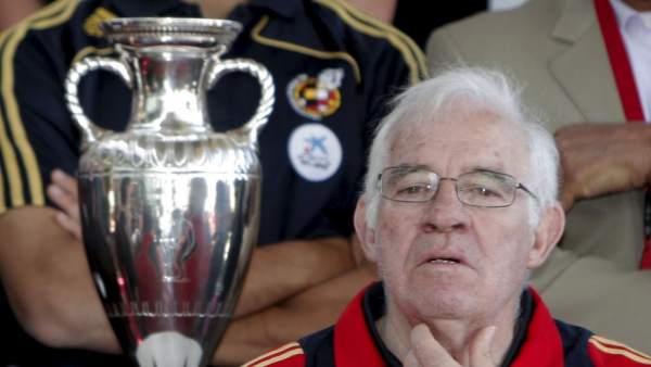 Luis Aragonés, con la Copa de Europa Luis Aragonés, con la Copa de Europa