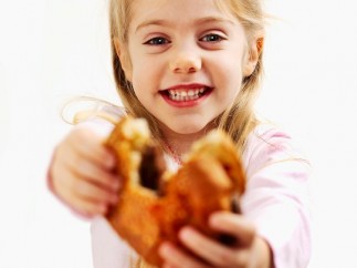 Niña comiendo