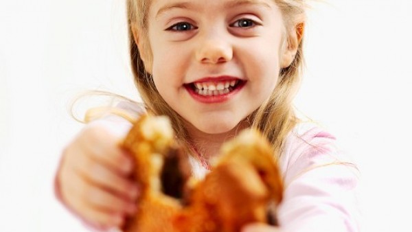 Niña comiendo Niña comiendo