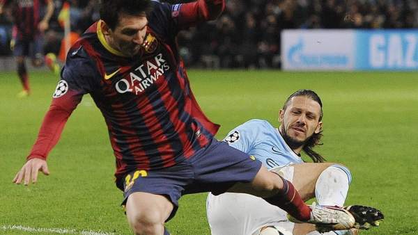 Messi, derribado en el Manchester City-Barcelona Messi, derribado en el Manchester City-Barcelona