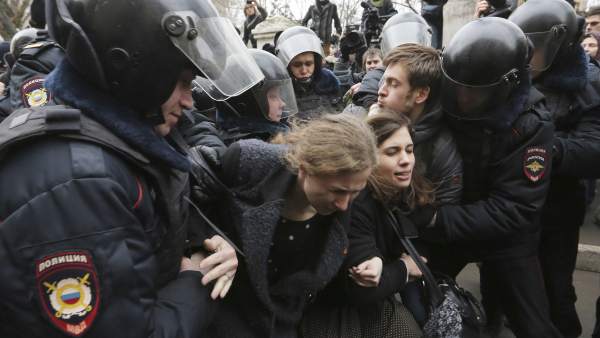 Detienen a las Pussy Riot en una protesta en Moscú Detienen a las Pussy Riot en una protesta en Moscú