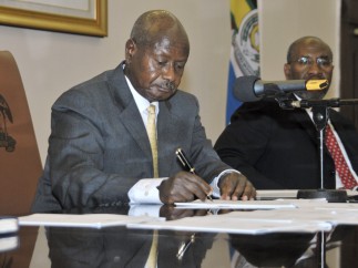 El presidente de Uganda firma una ley que castiga la homosexualidad con cadena perpetua