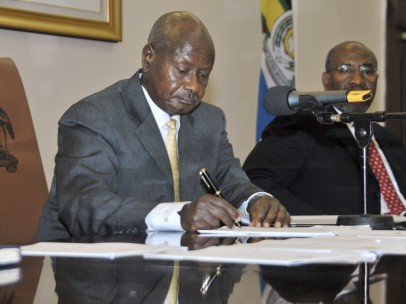 El presidente de Uganda firma una ley que castiga la homosexualidad con cadena perpetua
