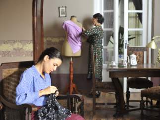 El tiempo entre costuras