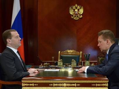El primer ministro ruso, Dmitri Medvédev (izq), con el presidente Gazprom, Alexei Miller.