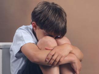 Niño ocultándose