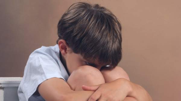 Niño ocultándose Niño ocultándose
