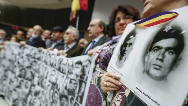 Víctimas del franquismo piden justicia en Bruselas Víctimas del franquismo piden justicia en Bruselas