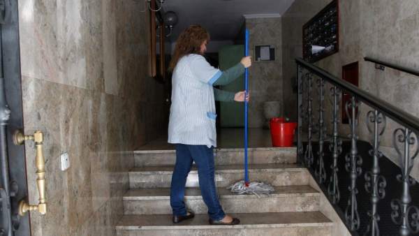 Trabajadoras sumergidas. O, limpiadora Trabajadoras sumergidas. O, limpiadora