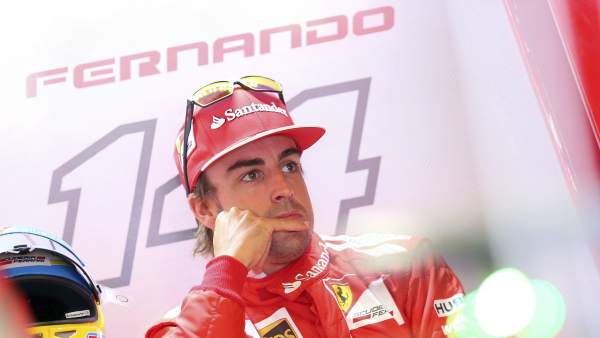 Fernando Alonso, en el box de Ferrari Fernando Alonso, en el box de Ferrari