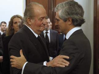 El rey da el pésame al hijo de Adolfo Suárez