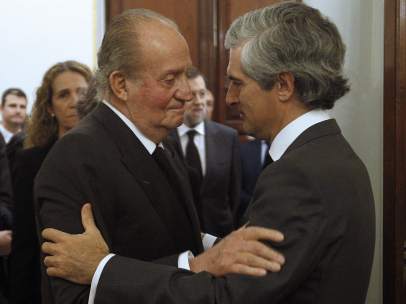 El rey da el pésame al hijo de Adolfo Suárez