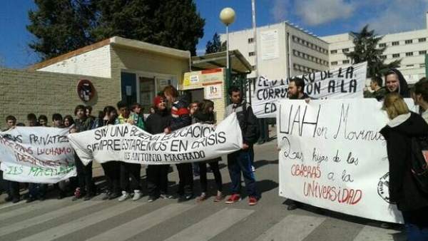 Estudiantes manifestándose en la Universidad de Alcalá de Henares Estudiantes manifestándose en la Universidad de Alcalá de Henares