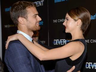 Theo James y Shailene Woodley