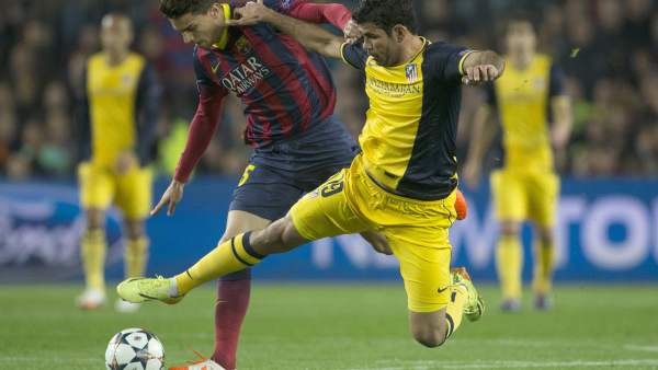 Bartra arrebata el balón a Costa Bartra arrebata el balón a Costa