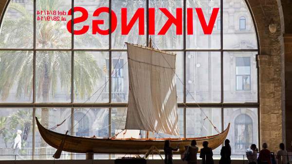 Reproducción a escala real de un barco vikingo funerario expuesta en las naves de las Drassanes Reials del Museu Marítim de Barcelona. Reproducción a escala real de un barco vikingo funerario expuesta en las naves de las Drassanes Reials del Museu Marítim de Barcelona.
