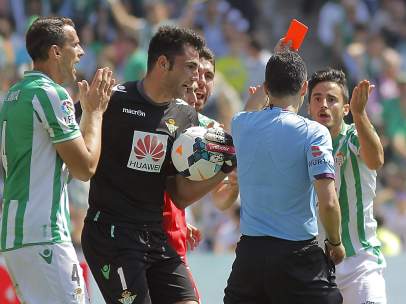 Velasco Carballo en el Betis-Sevilla