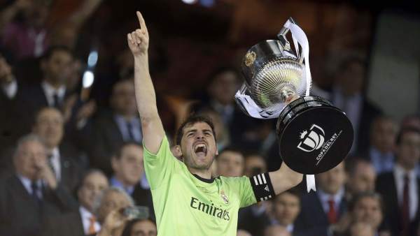 Casillas levanta copa Casillas levanta copa