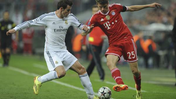 Gareth Bale pelea por el control del balón Gareth Bale pelea por el control del balón