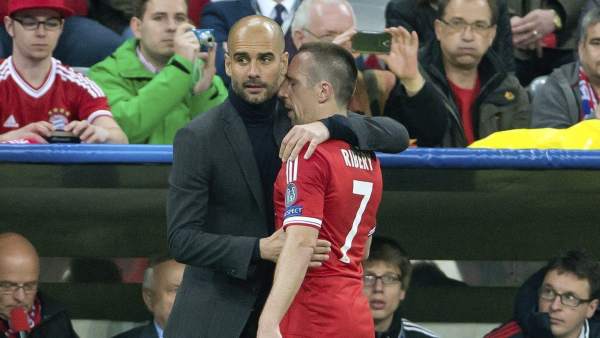 Pep Guardiola consuela a Franck Ribery Pep Guardiola consuela a Franck Ribery