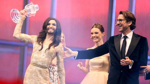 Conchita, con el premio Conchita, con el premio
