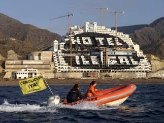 Piden la demolición de El Algarrobico
