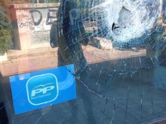Cristal roto en la sede del PP en Rivas