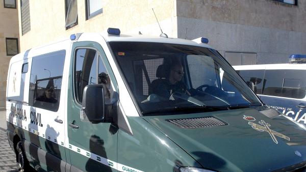 Prisión para la policía detenida Prisión para la policía detenida