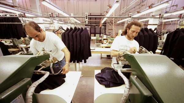 Trabajadores de una empresa textil Trabajadores de una empresa textil