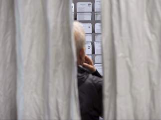 En una cabina electoral