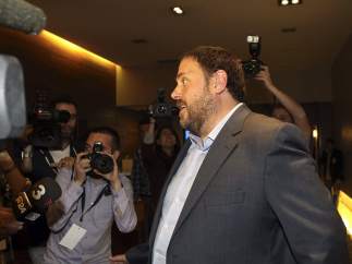 El líder de ERC, Oriol Junqueras, llegando al Hotel Catalonia de Barcelona para seguir la noche electoral europea.
