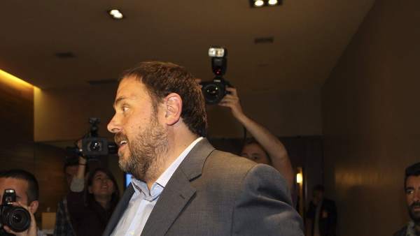 El líder de ERC, Oriol Junqueras, llegando al Hotel Catalonia de Barcelona para seguir la noche electoral europea. El líder de ERC, Oriol Junqueras, llegando al Hotel Catalonia de Barcelona para seguir la noche electoral europea.