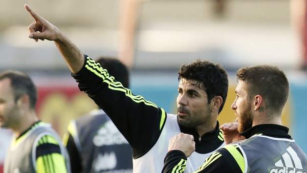 Diego Costa, durante un entrenamiento con la selección española Diego Costa, durante un entrenamiento con la selección española