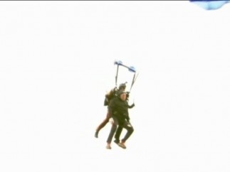 Bush se lanza en parapente