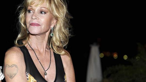 Melanie Griffith se cubre el tatuaje Melanie Griffith se cubre el tatuaje