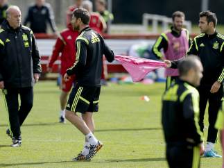 Cesc cede su peto a Xabi Alonso