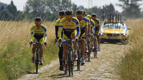 El Tinkoff-Saxo inspecciona el empedrado El Tinkoff-Saxo inspecciona el empedrado