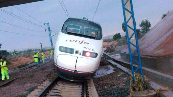 Tren parado por una tromba de agua Tren parado por una tromba de agua